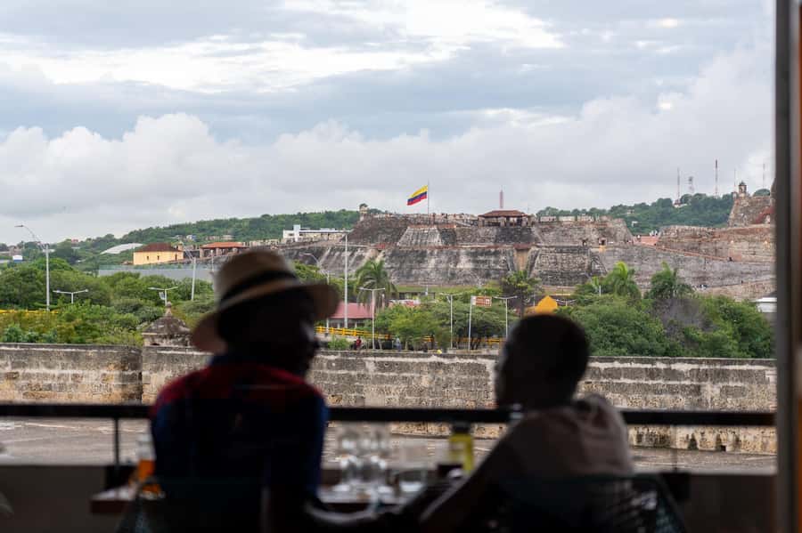 Cartagena: Boutique Rum and Chocolate Tasting at Lunático - The first pours explain Colombian rum