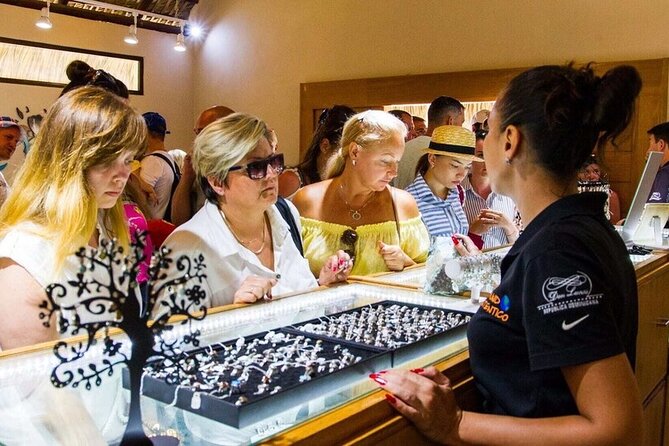 Discover Dominican Treasures: Rum, Cigars, Coffee & Chocolate - A three-hour stop for Dominican flavors and crafts