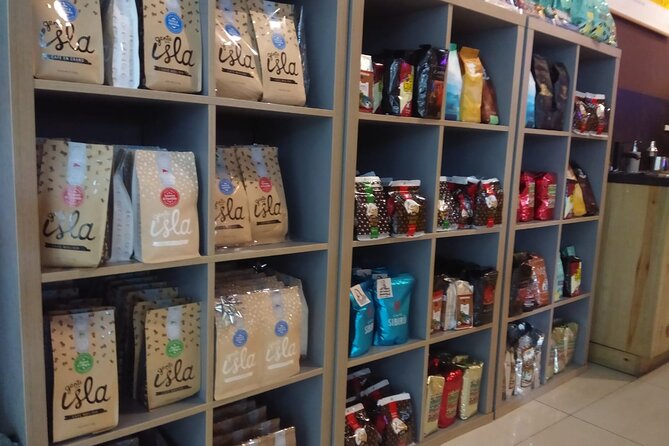 Guided Shopping Tour - Rum tasting, chocolate factory, Cigar factory - Rum tasting, with national pride on the shelf