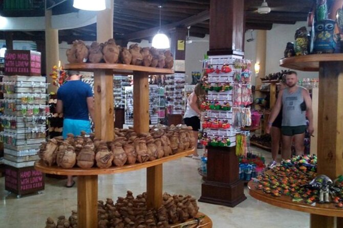 Shopping Tour In Don Lucas Cigar Factory, Rum tasting, Cocoa factory, Souvenirs - Amber and larimar: the most distinctive purchases