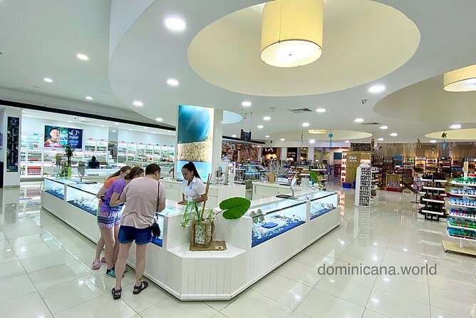 Shopping tour Punta Cana rum cigars coffee larimar chocolate souvenirs mamajuan - Dominican chocolate and coffee under one roof