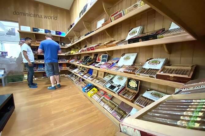 Shopping tour Punta Cana rum cigars coffee larimar chocolate souvenirs mamajuan - Larimar, pottery, paintings, and Dominican crafts